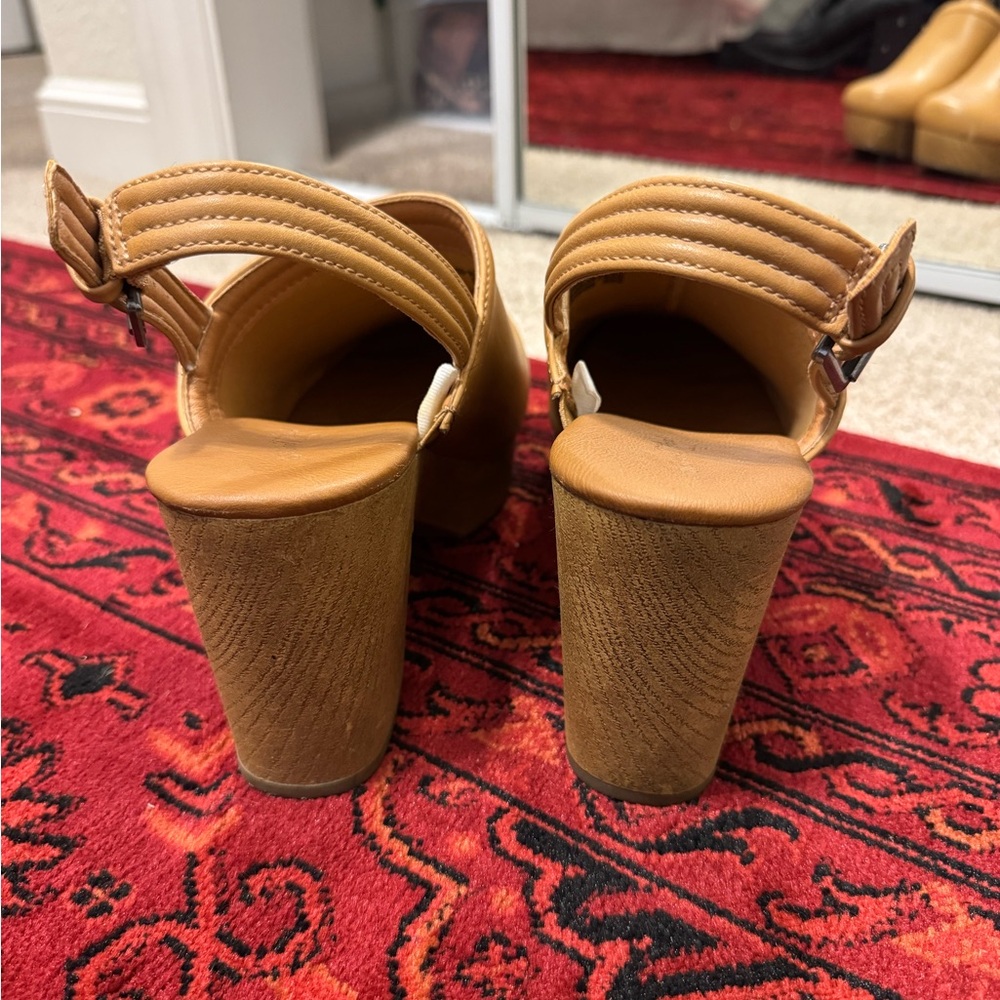 Universal Thread Platform Clogs - image 5